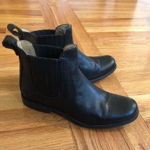 Women’s Frye black leather Chelsea boot EUC